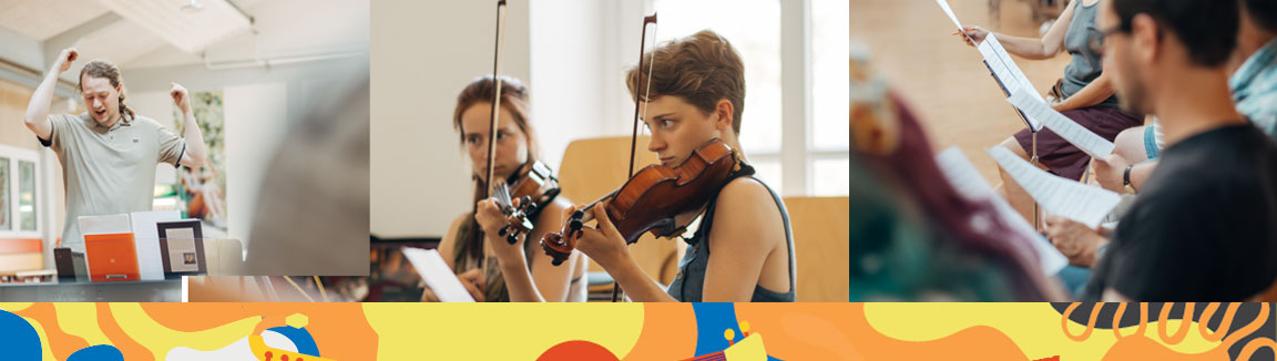 Eine Collage aus drei Bildern: Ein junger Mann vor Notenständer, er hat die Arme gehoben und schaut dabei nach unten, er dirigiert; zwei junge Frauen, eine kurz-, eine langhaarig, zeiehen ziehen synchron den Bogen über ihre Geigen; Singende im Chor unscharf oder im Anschnitt zusehen, die Schärfe liegt auf ihren Notenblättern.
