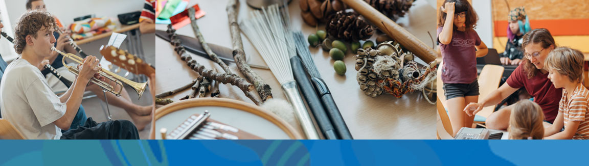 Eine Collage aus drei Bildern: Links ein blonder junger Mann, der Trompete spielt; in der Mitte, Dinge, die Klang erzeugen, eine Sansula, kleine Äste, Samenkapseln, Tannenzapfen; rechts drei Kinder um 10 Jahre herum, die sich um eine Frau gruppieren, die mit dem Finger auf etwas zeigt, über das sich alle beugen. Sie erklärt etwas.